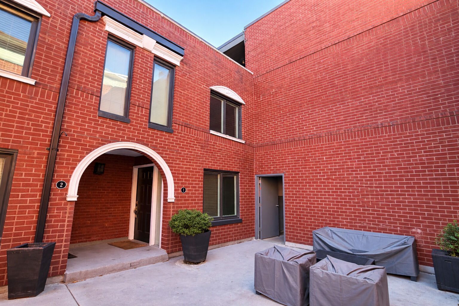 Property Photo:  805 W Wolfram Street 1  IL 60657 