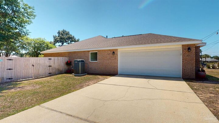 Property Photo:  8293 Onich Dr  FL 32566 
