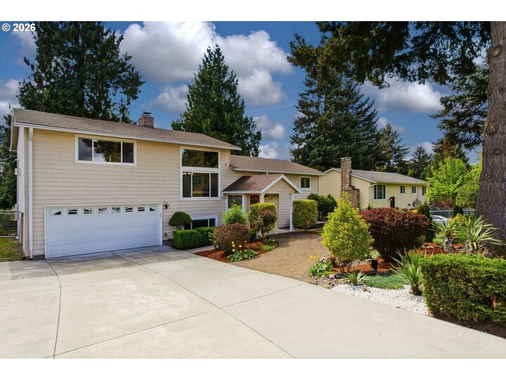 Property Photo:  10520 NE Siskiyou St  OR 97220 