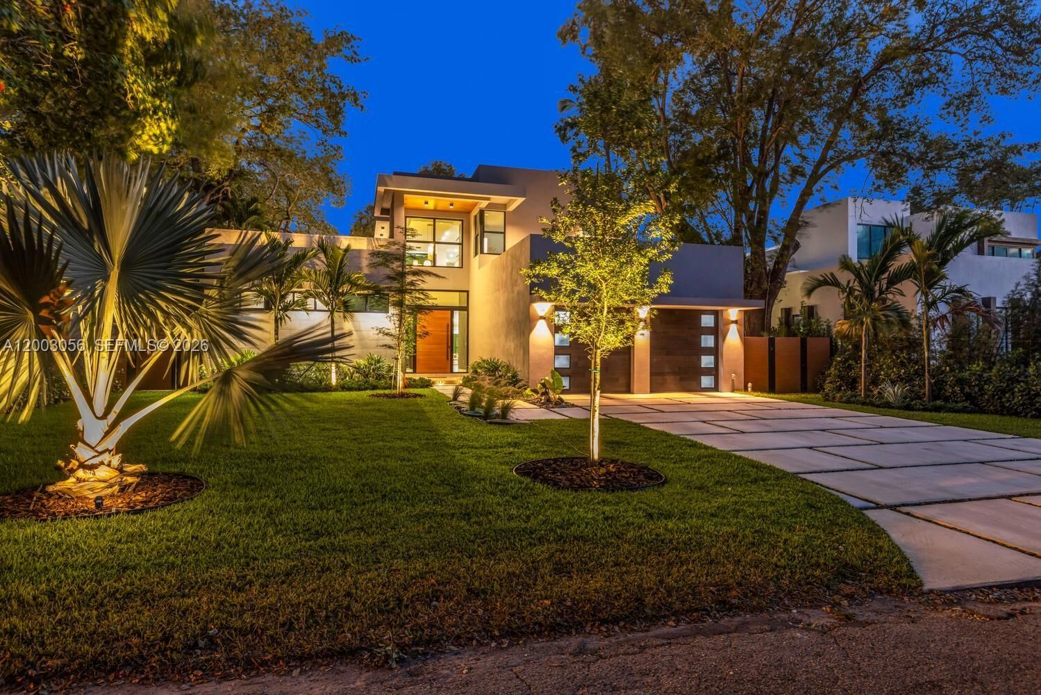 Property Photo:  824 NE 111th St  FL 33161 