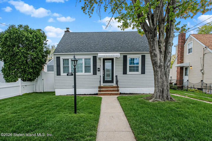 Property Photo:  381 Lathrop Avenue  NY 10302 