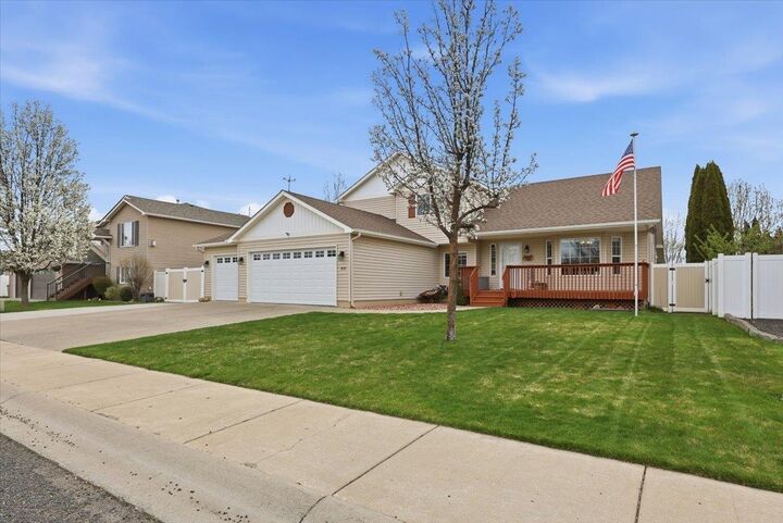 Property Photo:  810 E Collin Ave  WA 99022 