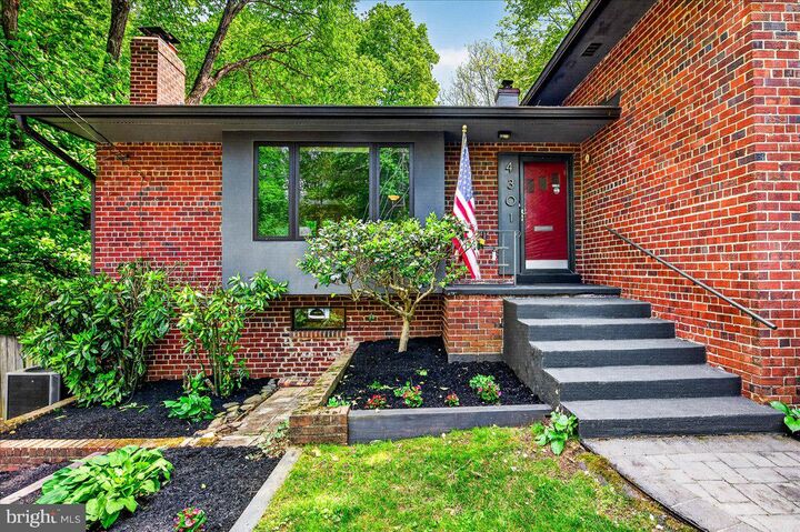 Property Photo:  4301 37th Road N  VA 22207 