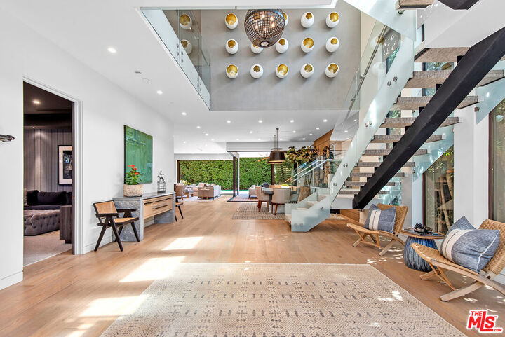 Property Photo:  346 N Laurel Ave  CA 90048 