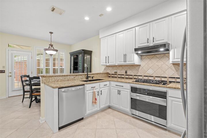 Property Photo: 38 E Summer Storm Circle TX 77381