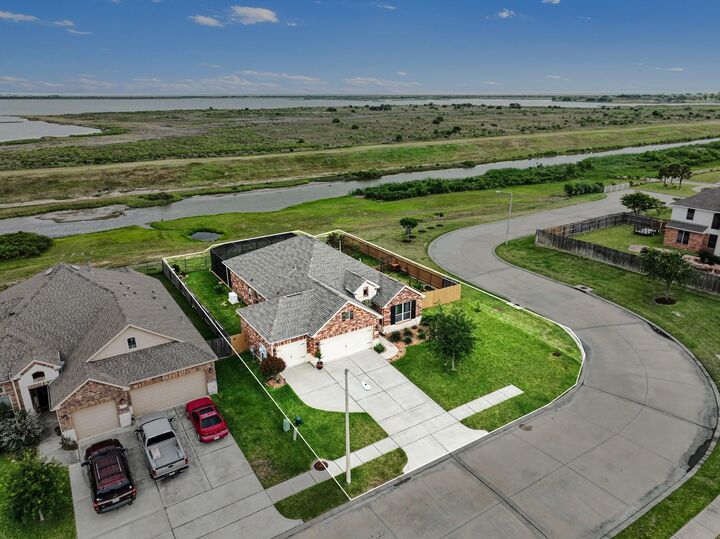 Property Photo:  902 White Willow Drive  TX 77590 