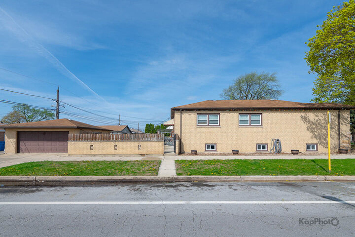 Property Photo:  6101 W 63rd Place  IL 60638 