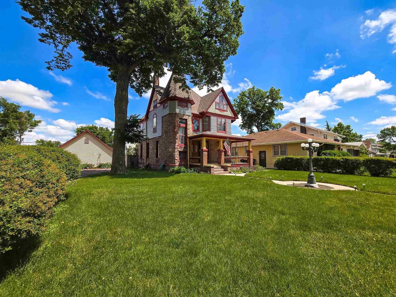 Property Photo:  2216 Jackson St  IA 51104 