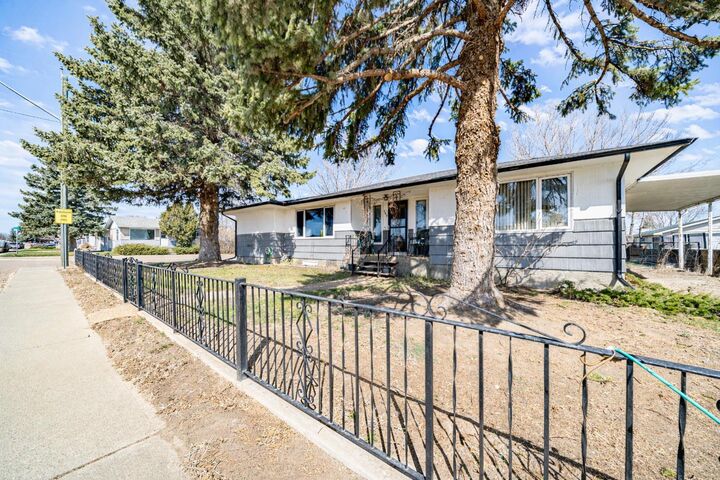 Property Photo:  202 3 Avenue E  AB T0K 0G0 