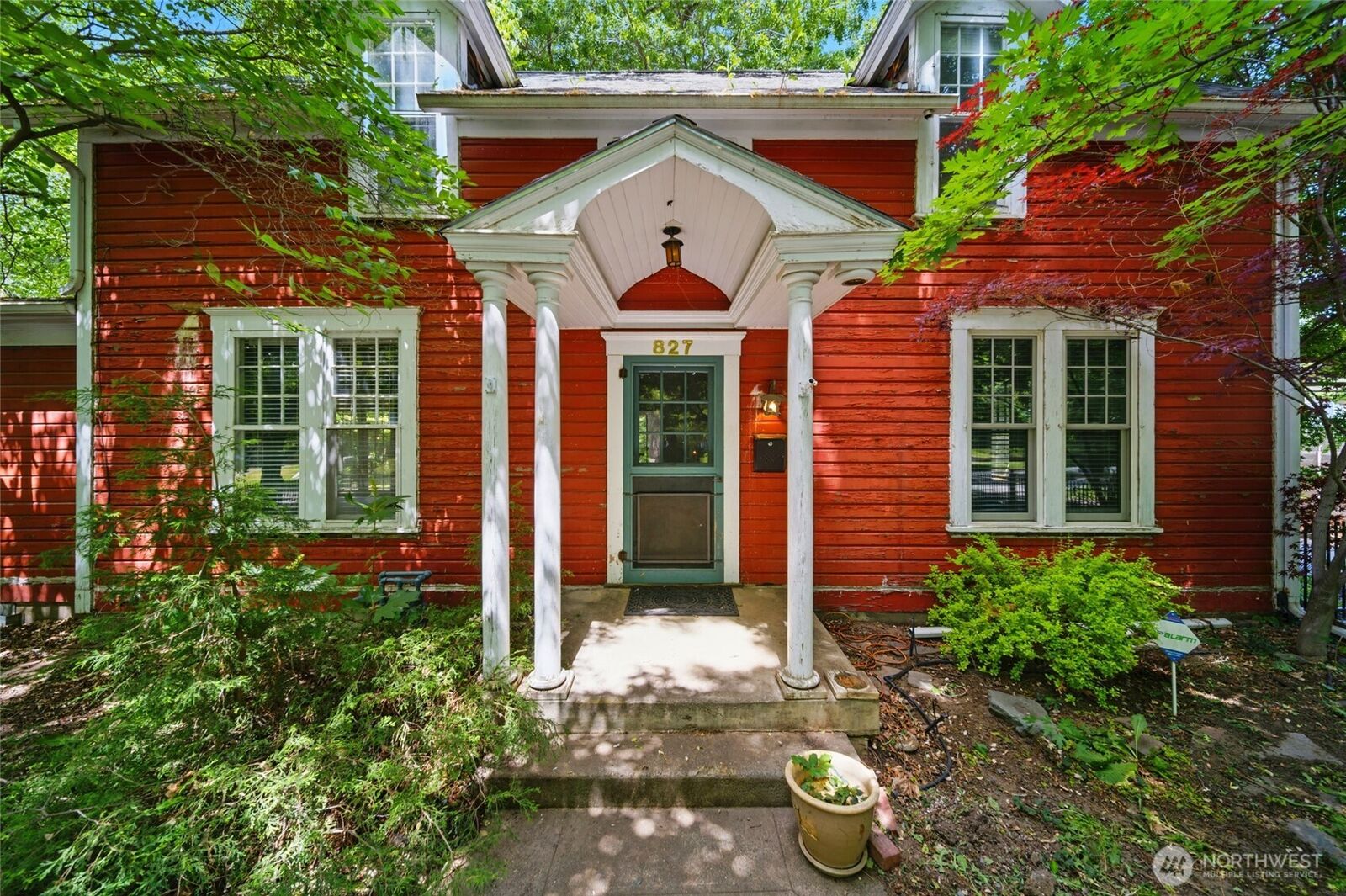 Property Photo:  827  Hobson Street  WA 99362 