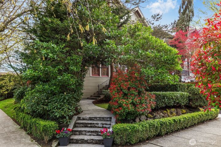 Property Photo:  803 W Armour Street  WA 98119 