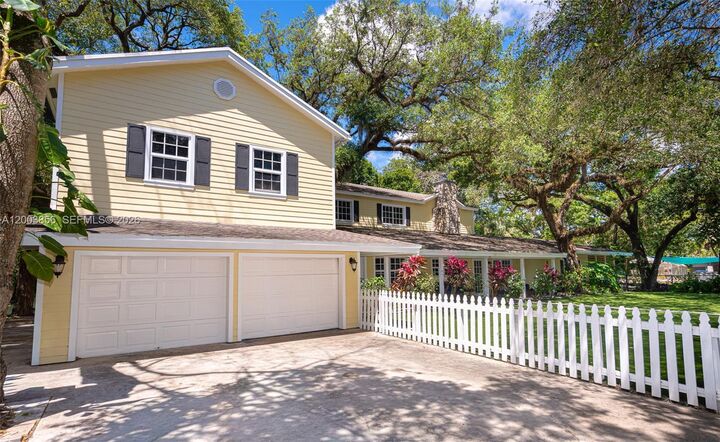 Property Photo:  2221 SW 28th Way  FL 33312 