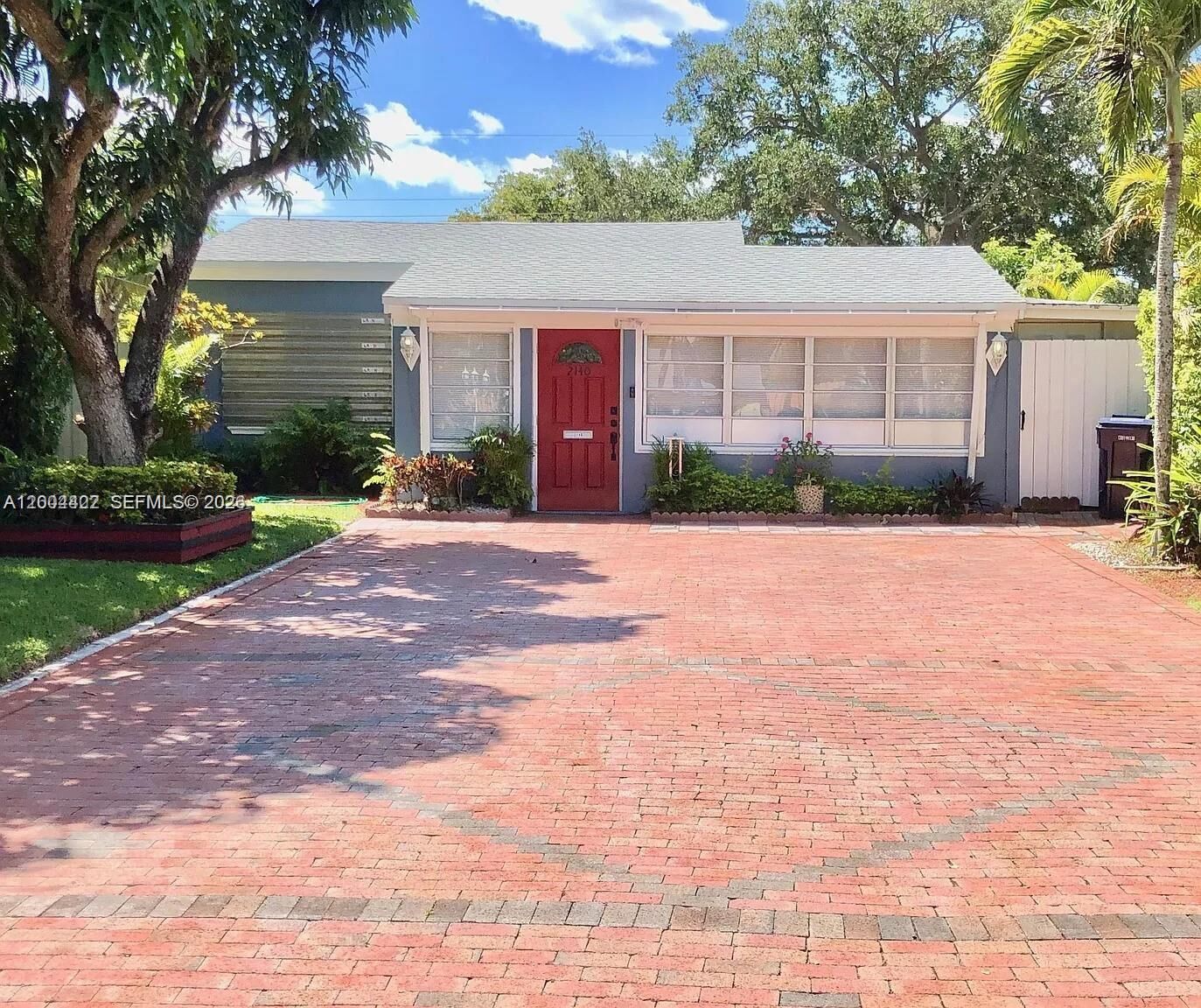 Property Photo:  2140 NE 180th St  FL 33162 