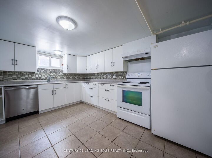 Property Photo:  84 Central Park Boulevard N Lower  ON L1G 5Y5 