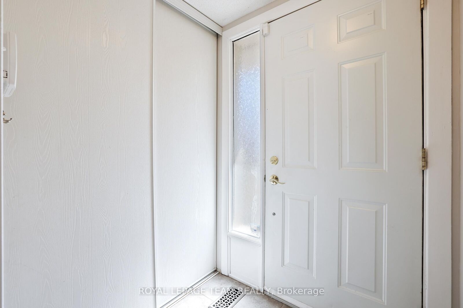 Property Photo: 2942 Fairlea Crescent ON K1V 8T7