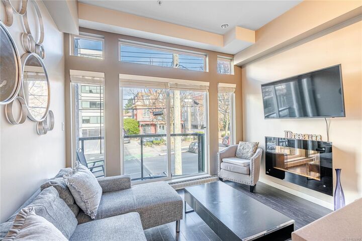 Property Photo:  1121 Fort St 203  BC V8V 3K9 