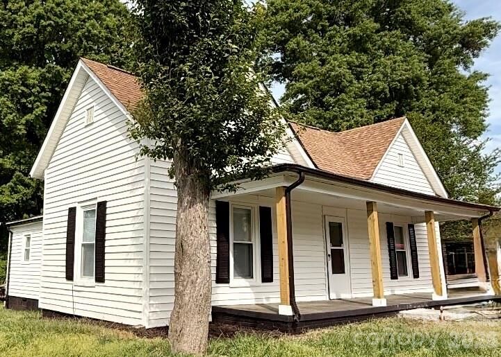 Property Photo:  630 N Davis Avenue  NC 28658 