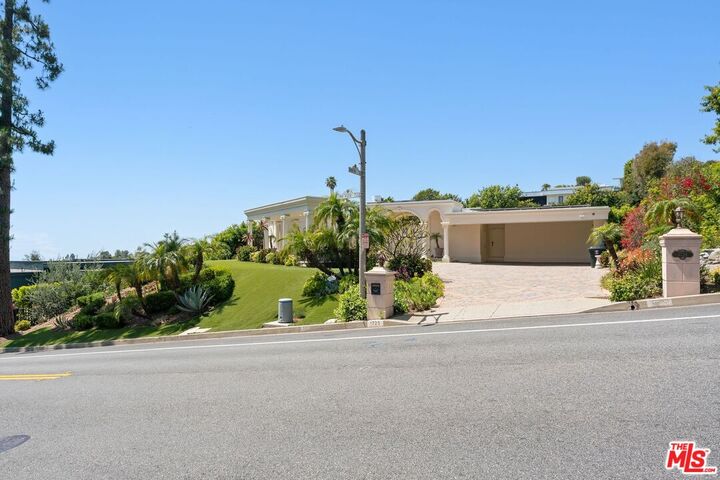 Property Photo:  1725 Loma Vista Dr  CA 90210 