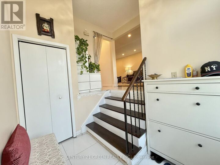 Property Photo:  963 Lovingston Crescent Upper  ON L4W 3V7 