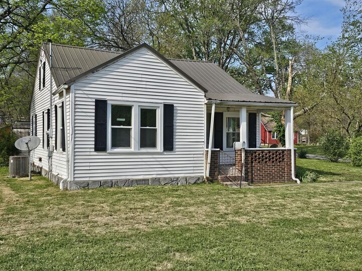 Property Photo:  415 E Johnson Street  IL 62837 