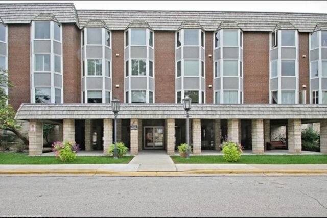 Property Photo:  400 Thames Parkway 1F  IL 60068 