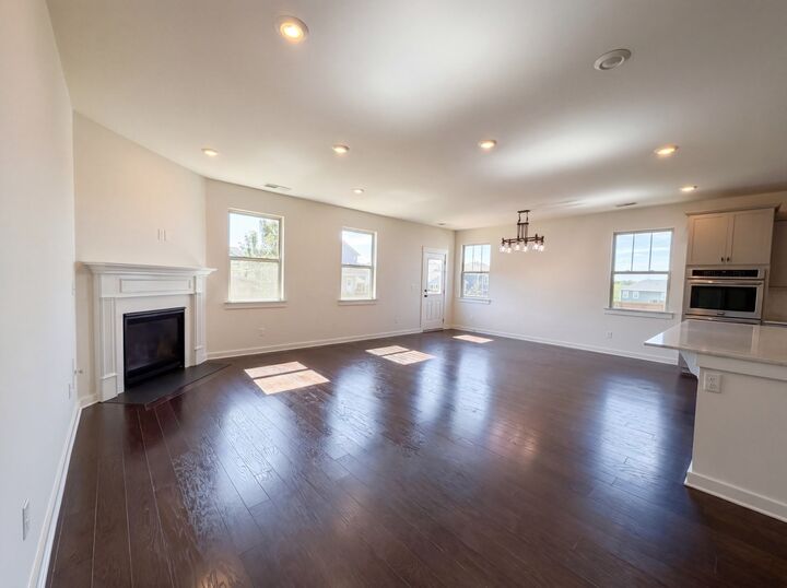 Property Photo: 3372 Vinemont Dr TN 37179
