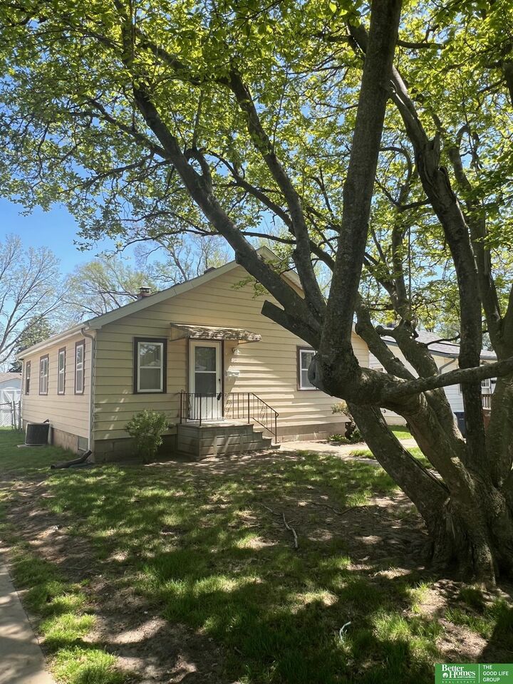 Property Photo:  2707 Calhoun Street  NE 68005-0000 