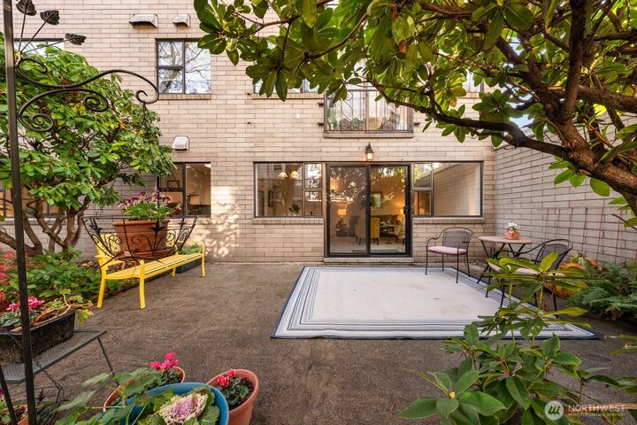 Property Photo:  912  3rd Avenue W 101  WA 98119 