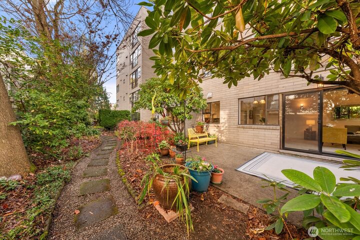 Property Photo:  912  3rd Avenue W 101  WA 98119 