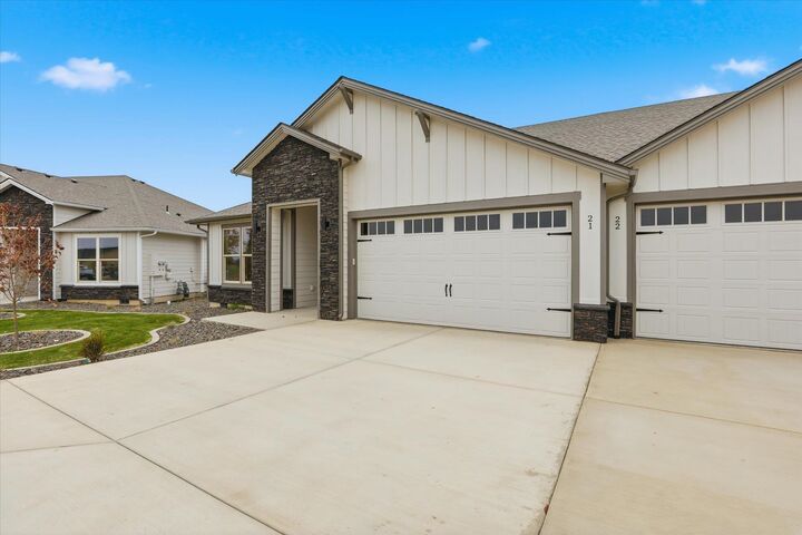 Property Photo:  1109 - Unit 21 N Country Club Dr 21  WA 99006 