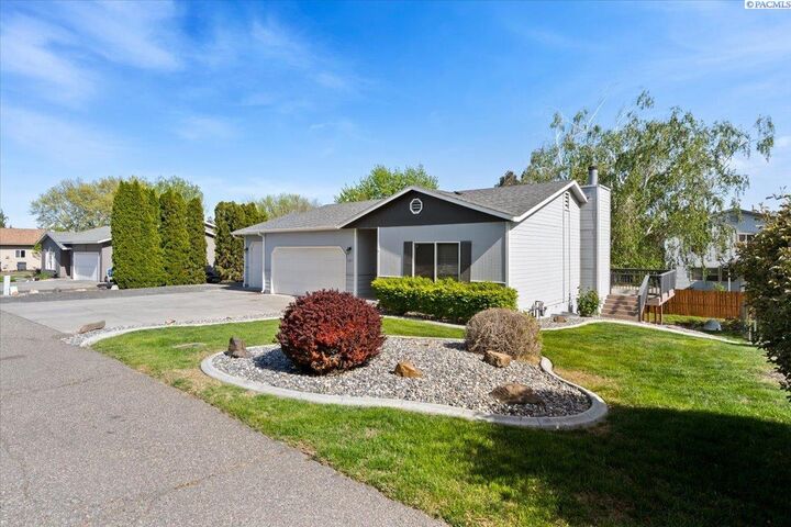 Property Photo:  727 W 32nd Ave  WA 99337 