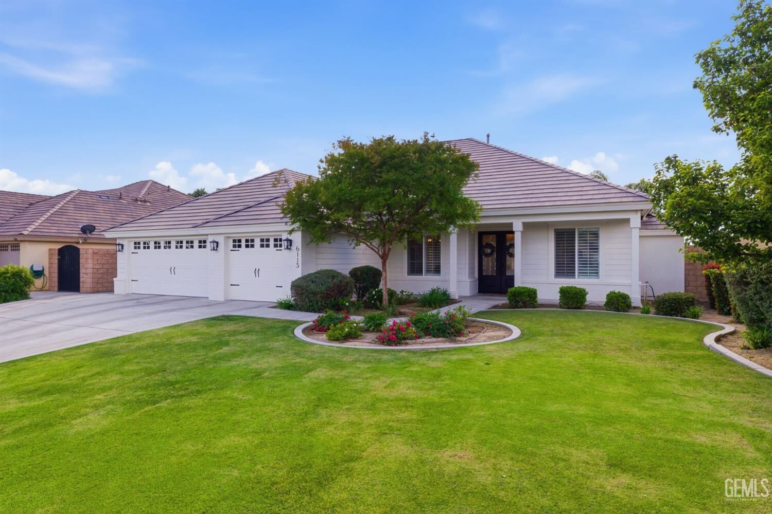 Property Photo: 6113 Dartmoor Wood Avenue CA 93314