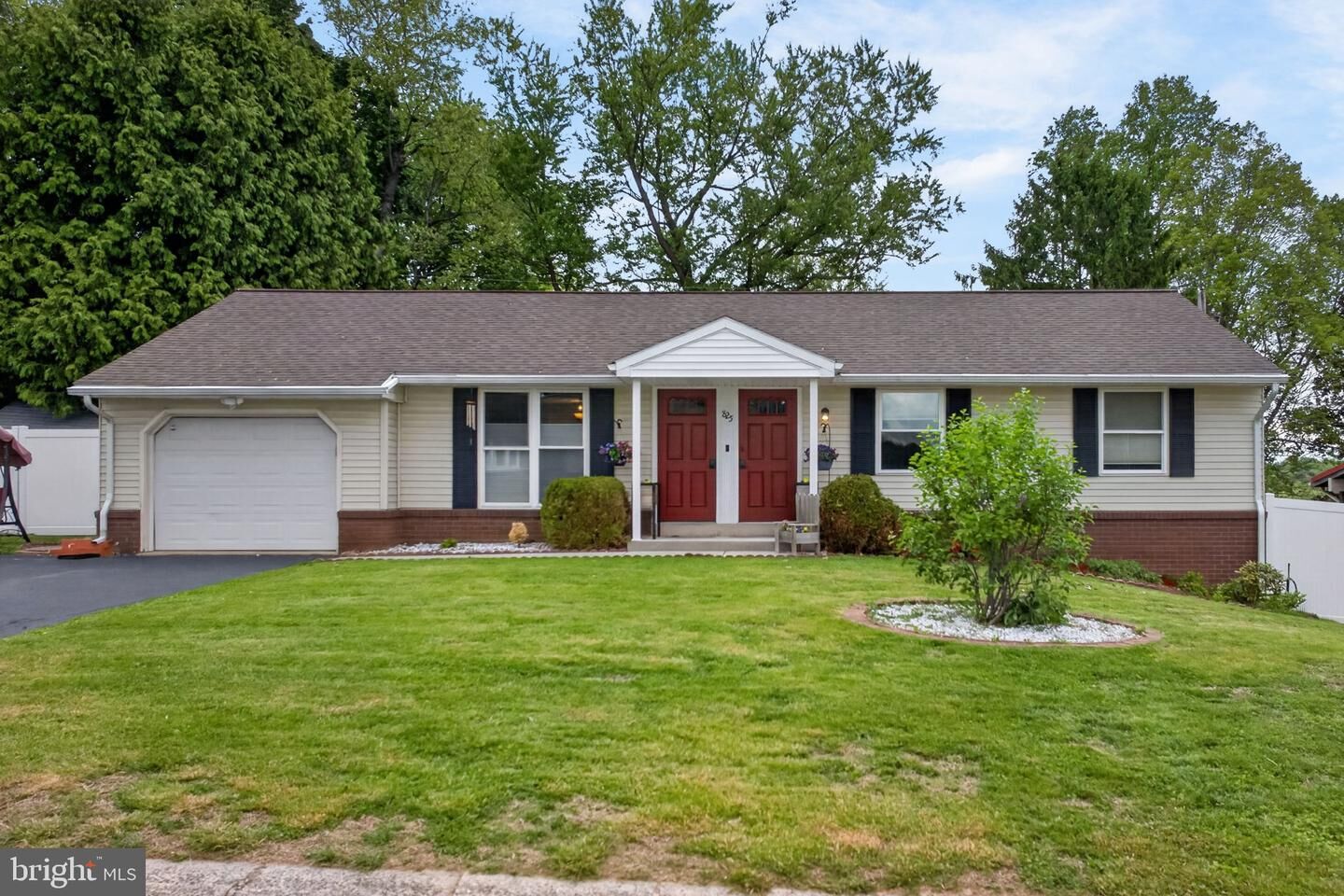 Property Photo:  825 Darby Lane  PA 17601 