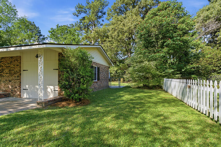 Property Photo:  411 Forest Circle  SC 29483 