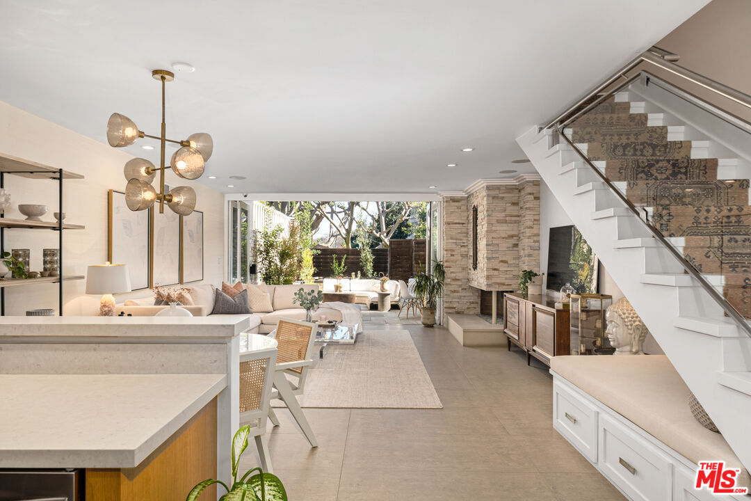 Property Photo:  253 S Barrington Ave  CA 90049 