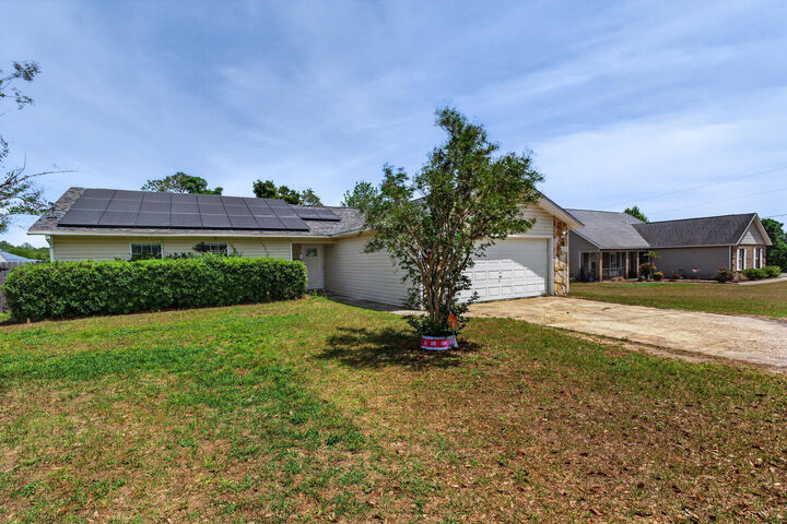 Property Photo: 1220 Lexie Drive FL 32536