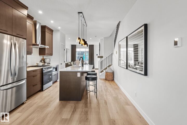 Photo de la propriété:  12532 35 Avenue SW  AB T6W 1R6 