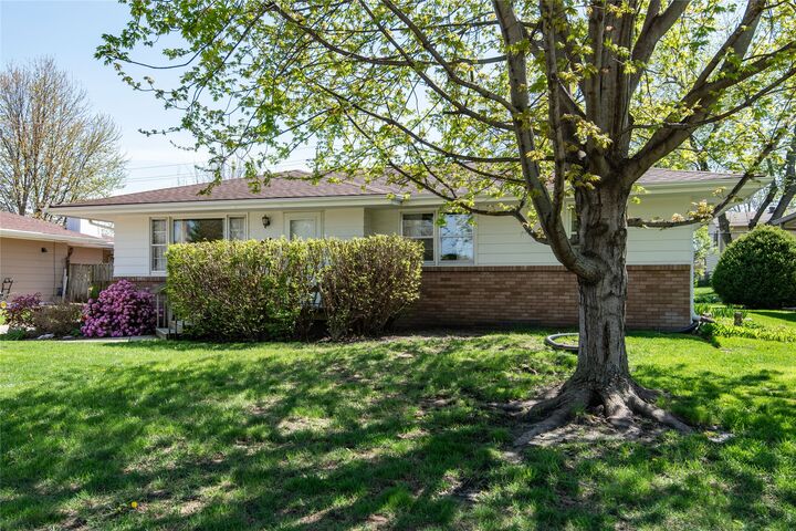 Property Photo:  321 SE 9th Street  IA 50021 