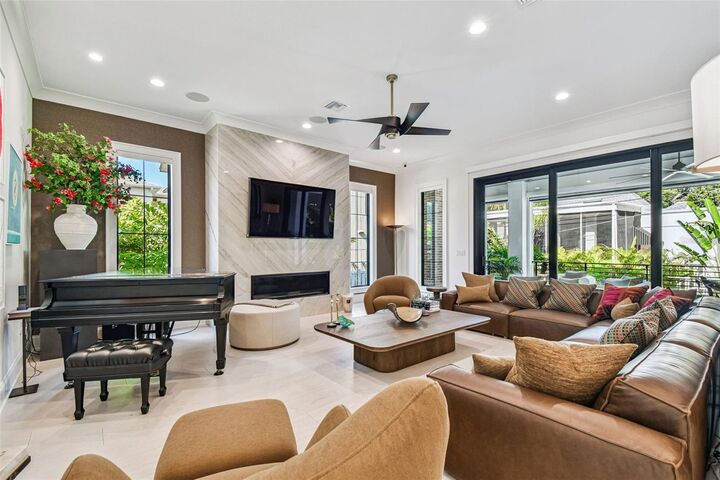 Property Photo: 2915 W Harbor View Avenue FL 33611