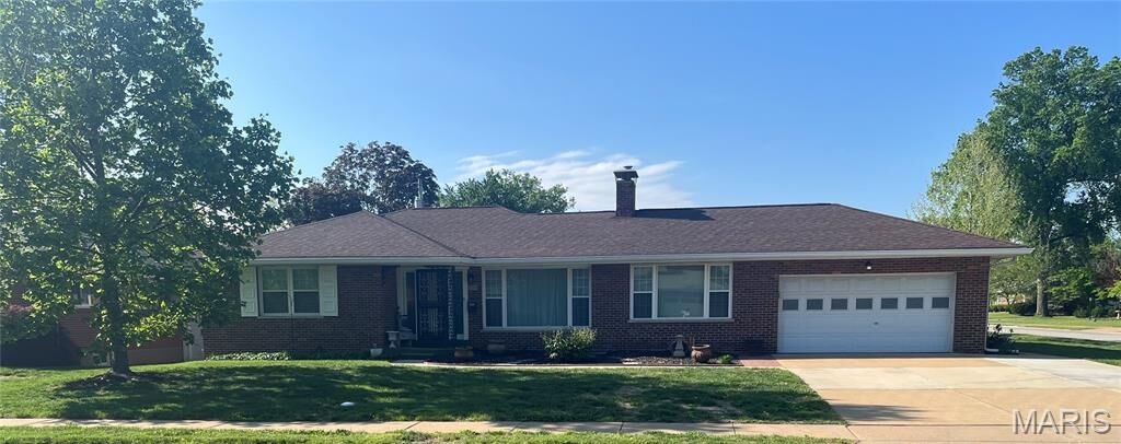 Property Photo:  350 W Saint Anthony Lane  MO 63031 