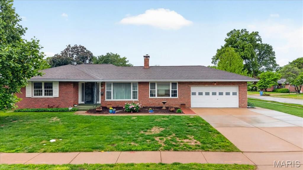 Property Photo:  350 W Saint Anthony Lane  MO 63031 