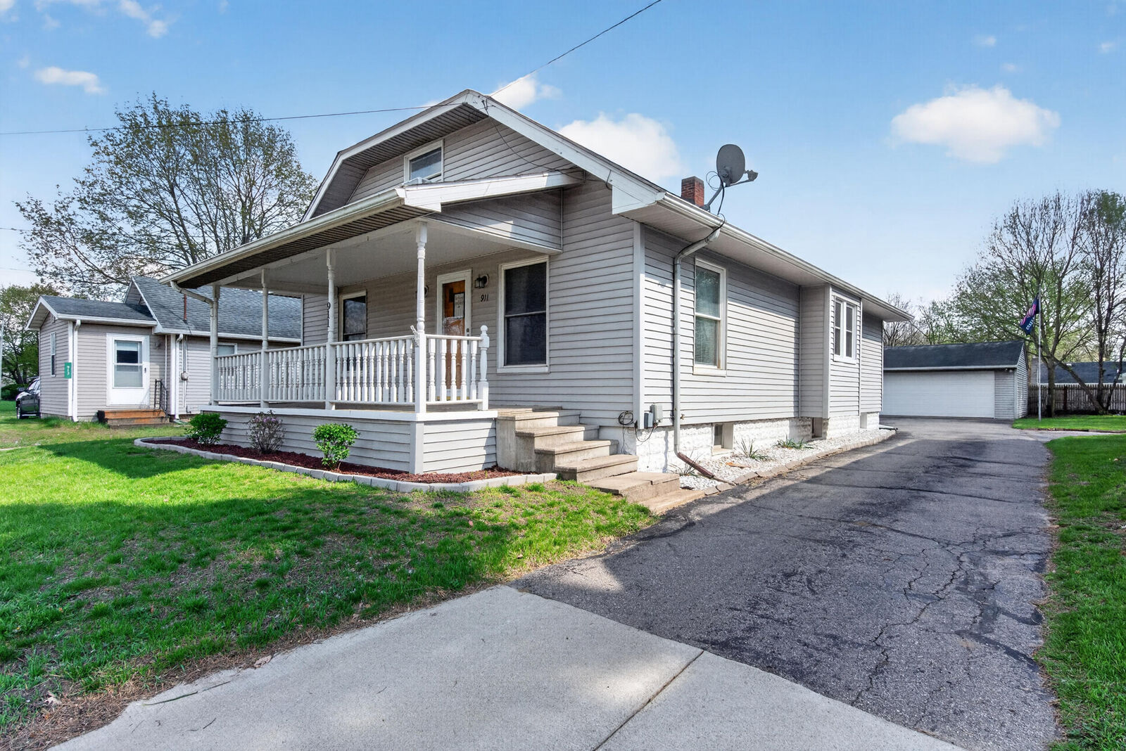 Property Photo:  911 E McDevitt Avenue  MI 49203 