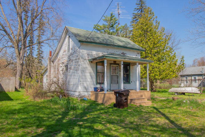 Property Photo:  721 Sherman Street  MI 49307 