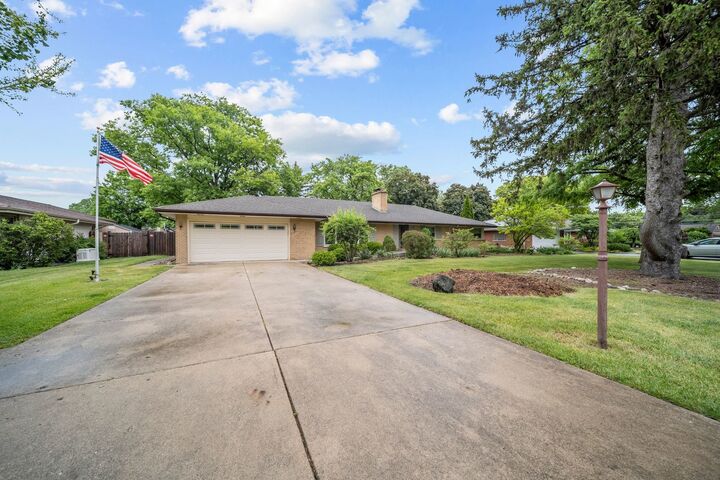 Property Photo: 29 E Stonegate Drive IL 60070