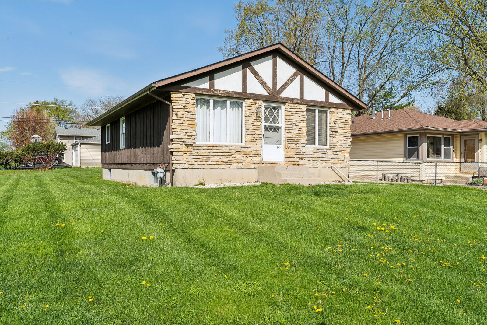 Property Photo:  1414 North Avenue  IL 60073 