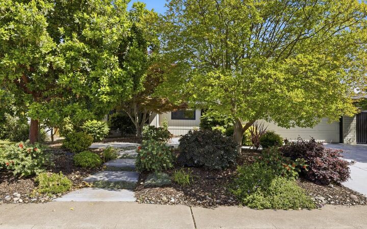 Property Photo:  8590 Erinbrook Way  CA 95826 