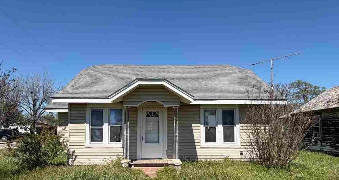 Property Photo:  422 W Choctaw  OK 73738 
