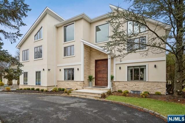 Property Photo:  15 Fox Run  NJ 07006 