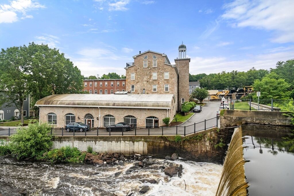 Property Photo:  20 N Stone Mill Dr 1026  MA 02026 