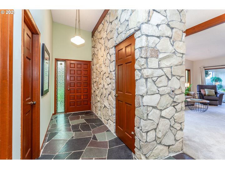 Property Photo:  7130 Los Verdes Dr  OR 97027 